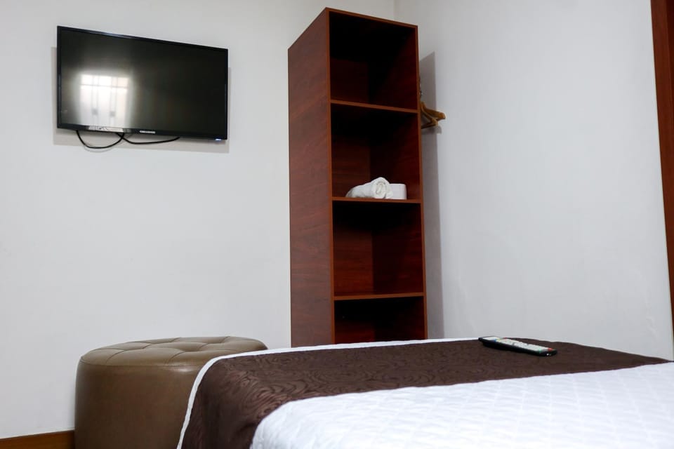 Bed, TV and multimedia, wardrobe