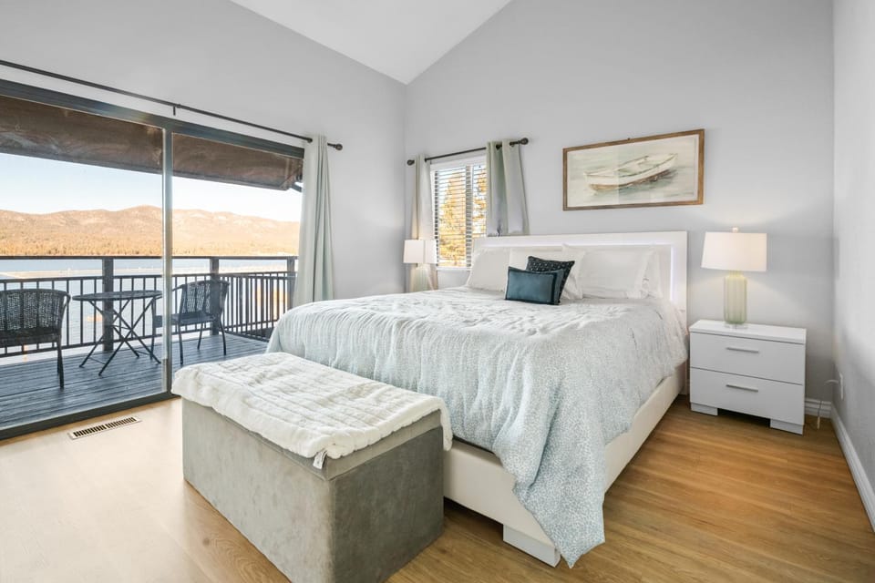 Balcony/Terrace, Bedroom, Mountain view