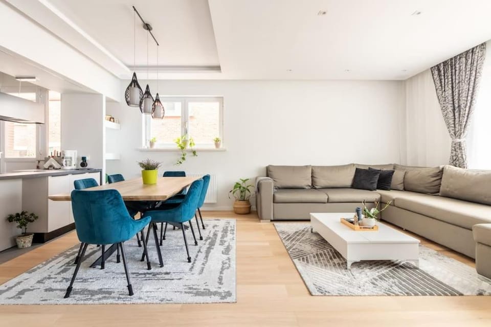 Kitchen or kitchenette, Living room, Seating area, Dining area