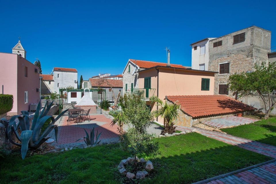Property building, Day, Garden, Garden view