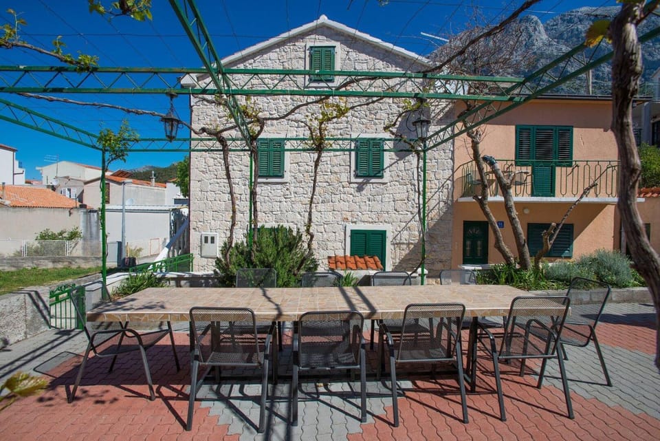 Property building, Patio, Day, Balcony/Terrace