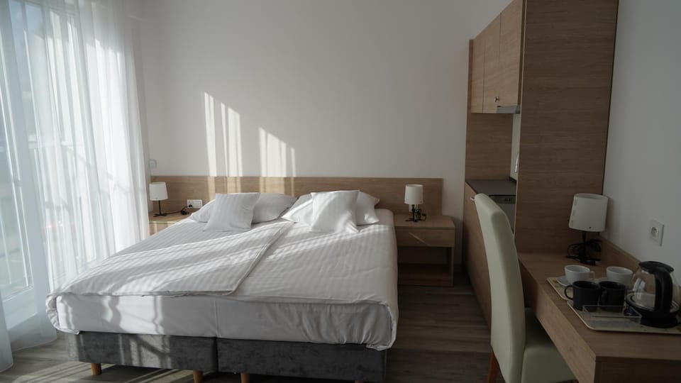 Bed, Coffee/tea facilities, Kitchen or kitchenette, Photo of the whole room, Bedroom, hair dresser