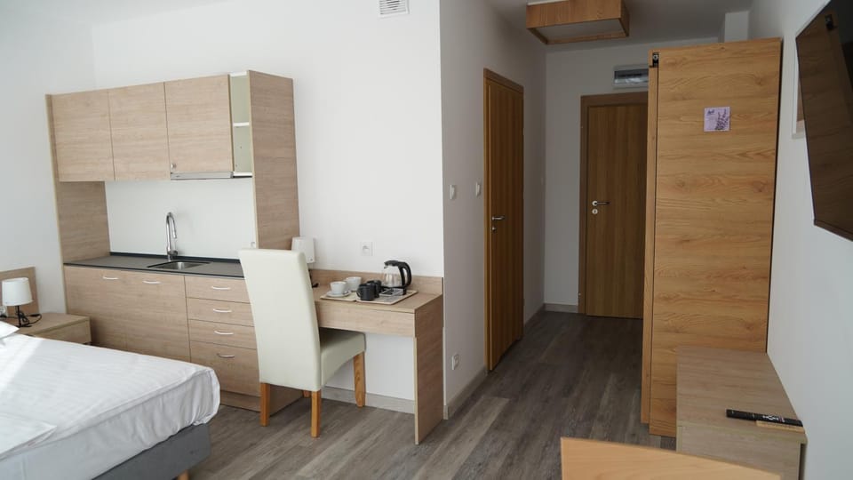 Bed, Kitchen or kitchenette, Photo of the whole room, Bedroom, hair dresser, wardrobe