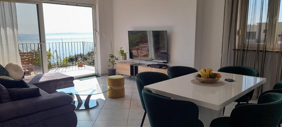 Communal lounge/ TV room, TV and multimedia, View (from property/room), Balcony/Terrace, Living room, Seating area, Dining area, Sea view