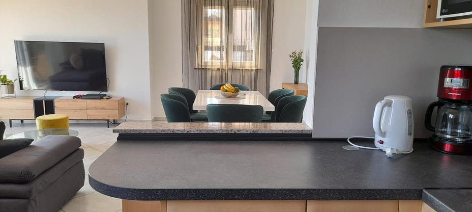 TV and multimedia, Coffee/tea facilities, Kitchen or kitchenette, Living room, Seating area, Dining area, minibar