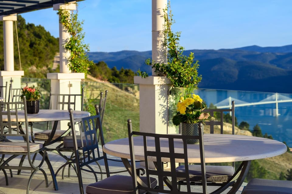 Natural landscape, View (from property/room), Balcony/Terrace, Dining area, Landmark view, Mountain view, Sea view, Internal: Not applicable to any particular room