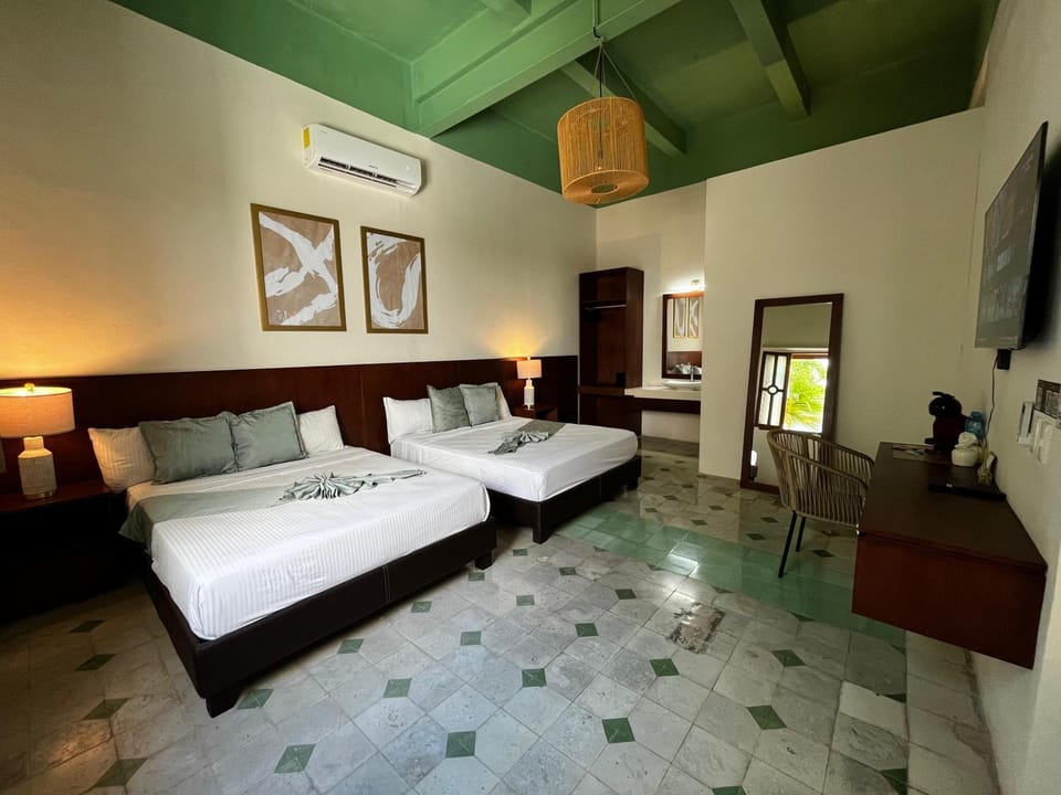 Bed, TV and multimedia, Photo of the whole room, Bedroom, towels, air conditioner