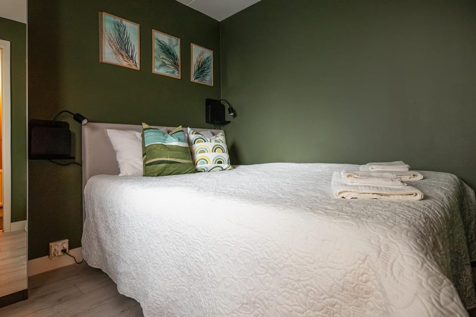 Bed, Bedroom, towels