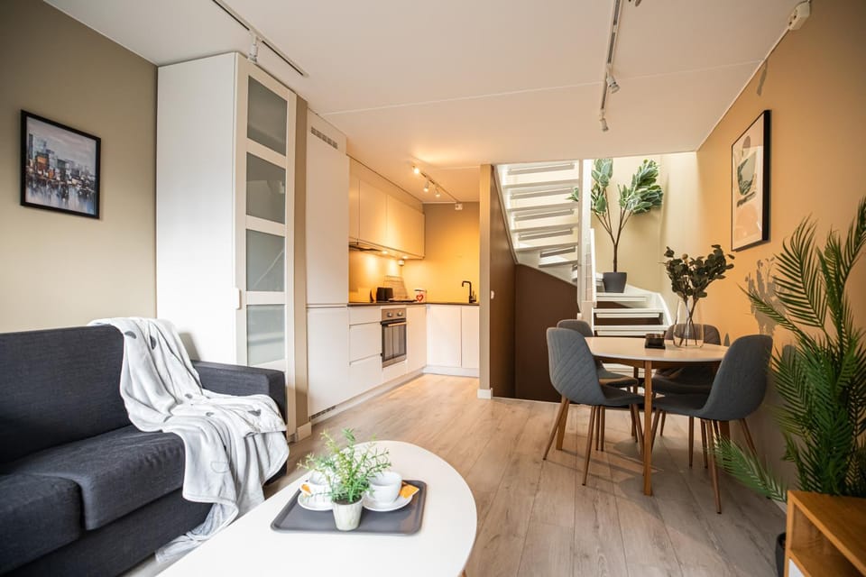 Kitchen or kitchenette, Living room, Seating area, Dining area