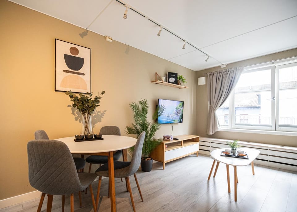 Communal lounge/ TV room, TV and multimedia, Living room, Seating area, Dining area, Evening entertainment