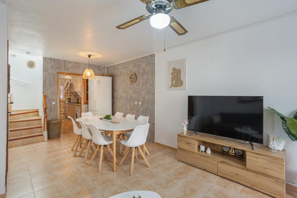 TV and multimedia, Kitchen or kitchenette, Living room, Seating area, Dining area