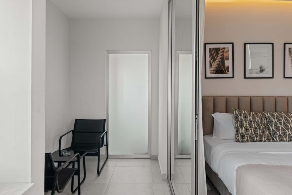 Bed, Photo of the whole room, Seating area, Bedroom