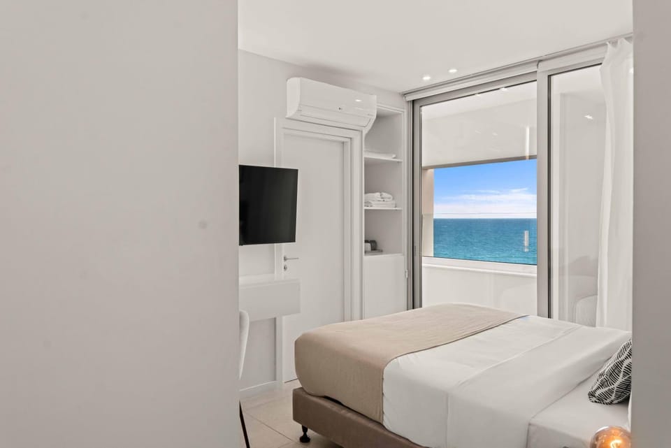 Bed, TV and multimedia, Photo of the whole room, Bedroom, Sea view, air conditioner