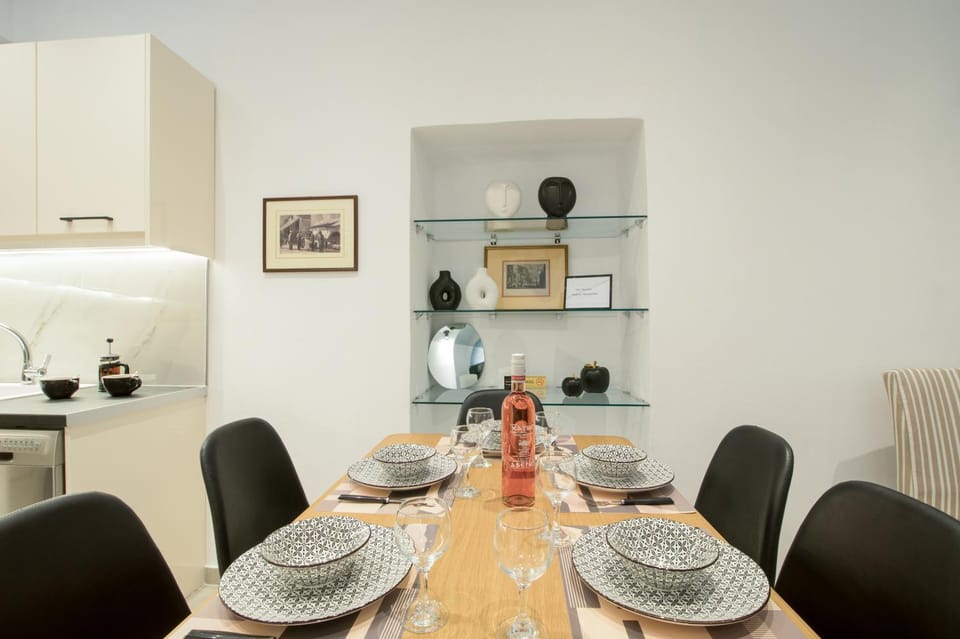 Kitchen or kitchenette, Living room, Seating area, Dining area