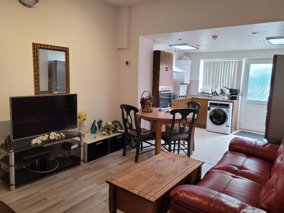 Living room, Seating area, Dining area, washing machine