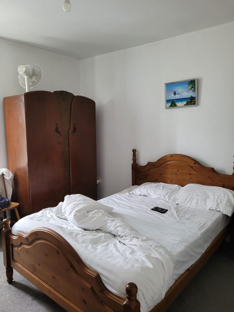Photo of the whole room, Bedroom, wardrobe
