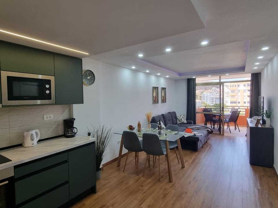 TV and multimedia, Coffee/tea facilities, Kitchen or kitchenette, Seating area, Dining area