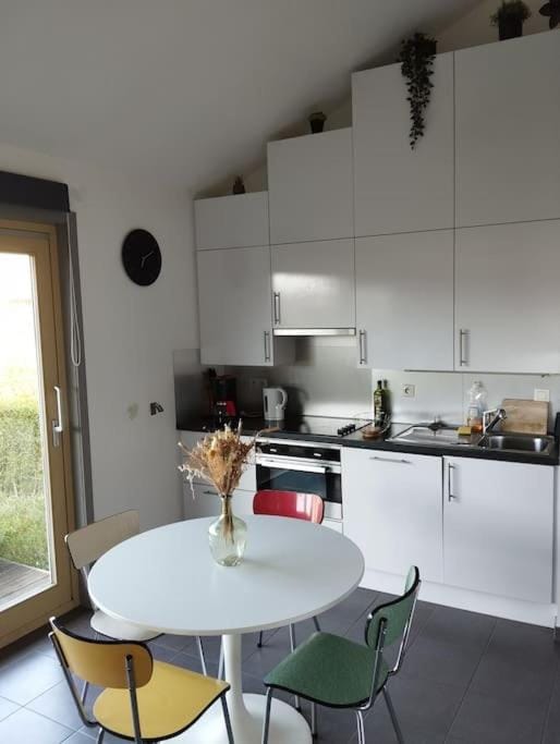 Kitchen or kitchenette, Dining area