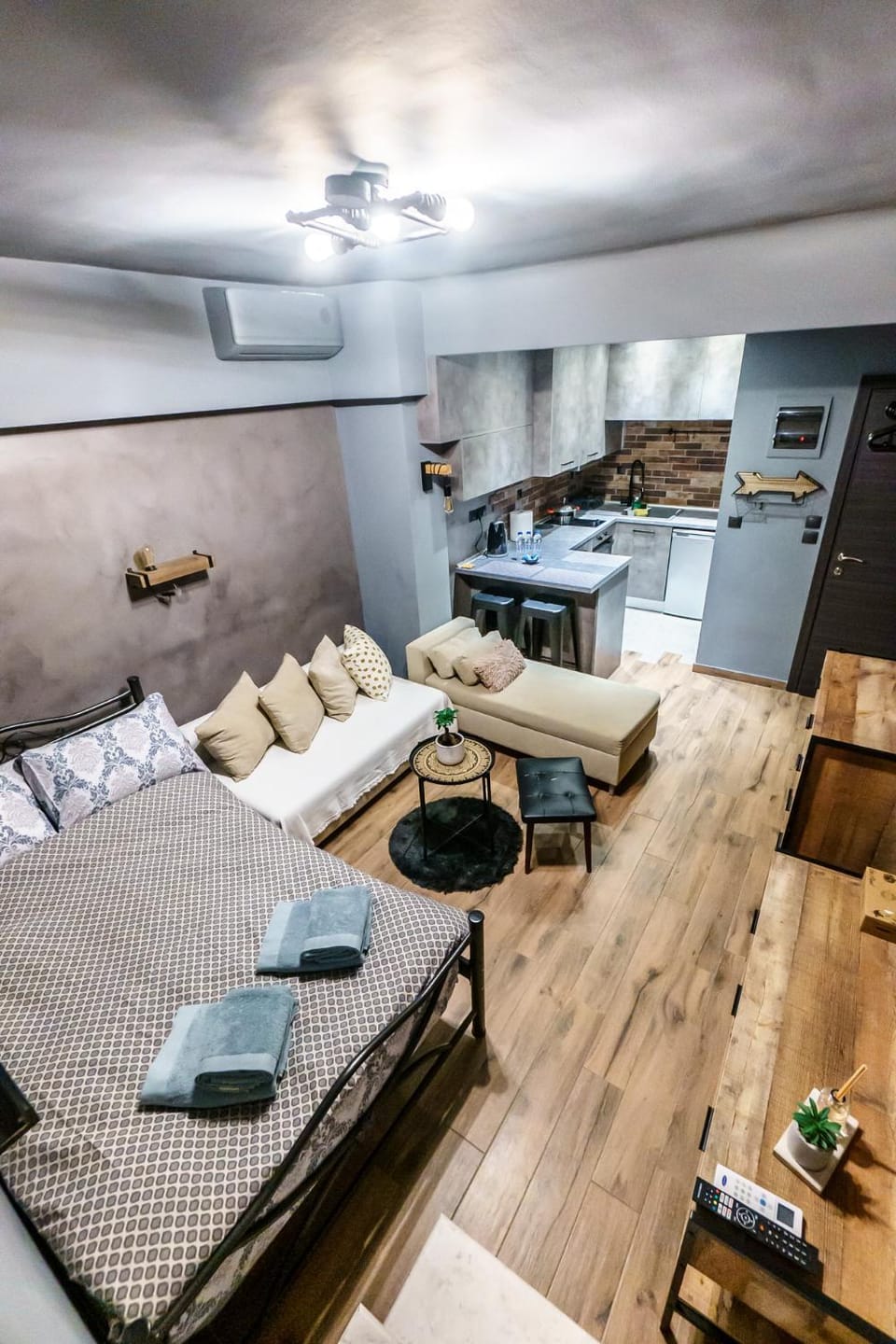 Bed, TV and multimedia, Kitchen or kitchenette, Living room, Photo of the whole room, Seating area, Dining area, Bedroom, towels