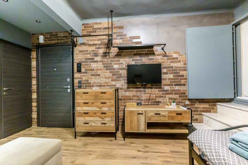 Communal lounge/ TV room, TV and multimedia, Living room, Seating area, Evening entertainment, wardrobe