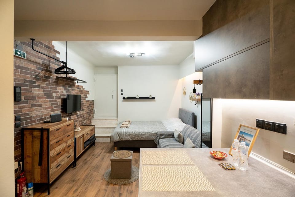 Happiness & Harmony - Mitropoleos Urban Studios Apartment in Thessaloniki