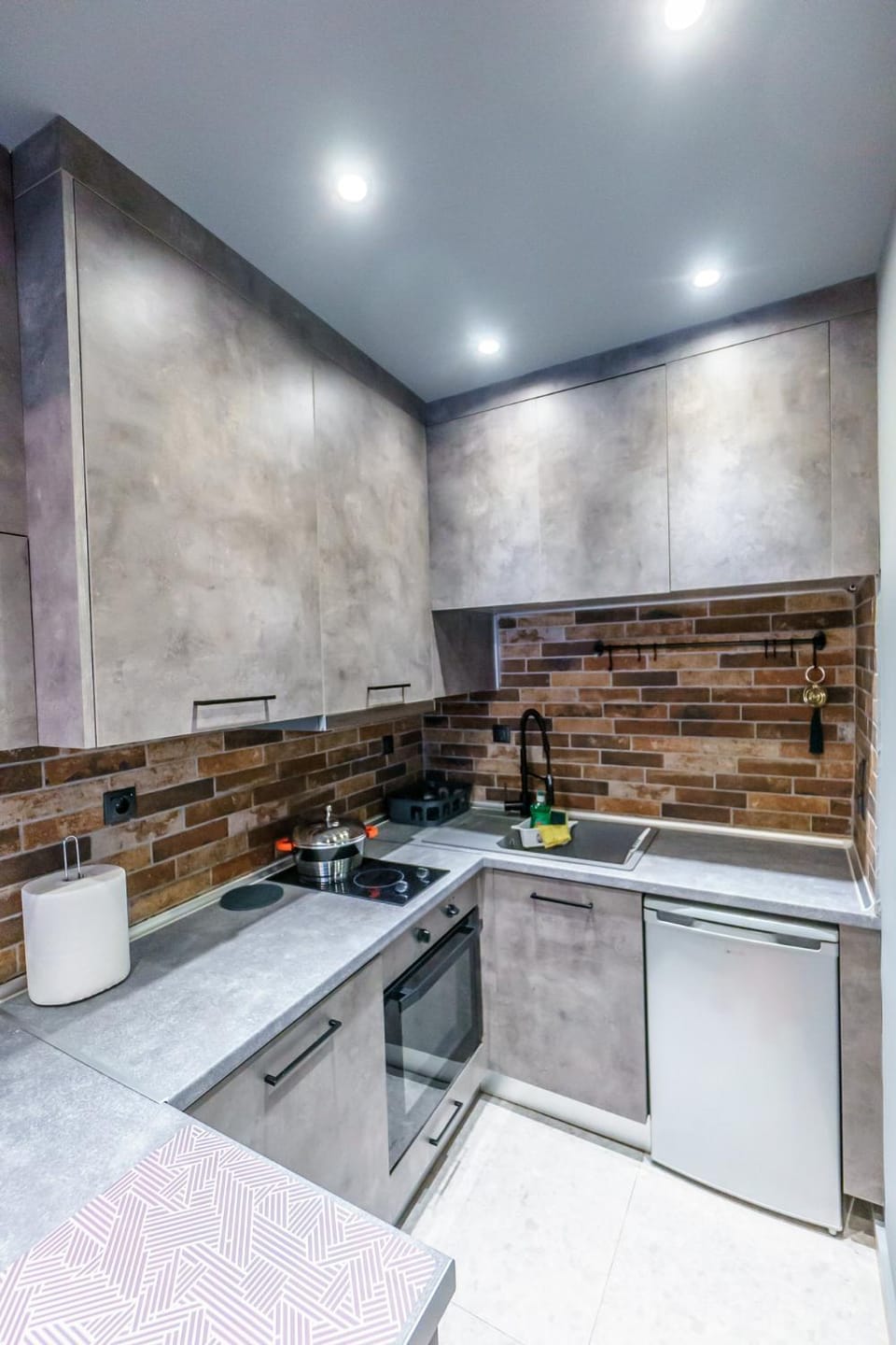 Kitchen or kitchenette, minibar, stove
