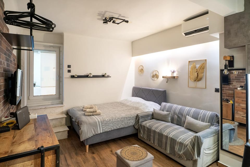 Happiness & Harmony - Mitropoleos Urban Studios Apartment in Thessaloniki