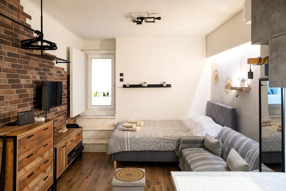 Happiness & Harmony - Mitropoleos Urban Studios Apartment in Thessaloniki