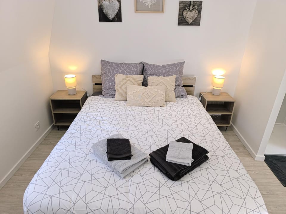 Bed, Photo of the whole room, Bedroom