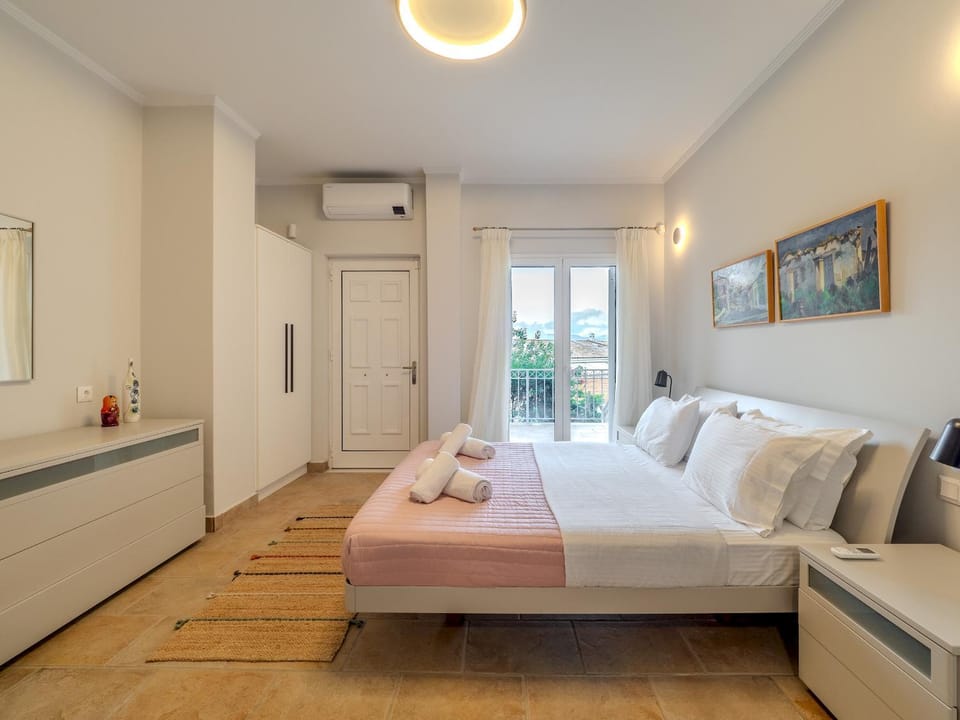 Bed, Photo of the whole room, Bedroom, towels, wardrobe, air conditioner