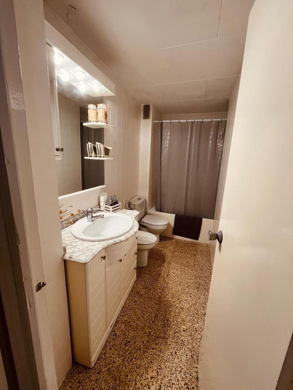 Bathroom, towels