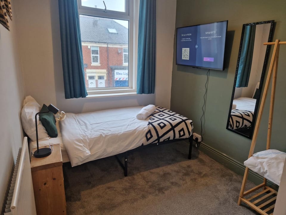 Bed, TV and multimedia, Photo of the whole room, Bedroom, towels