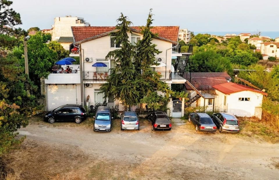 Property building, Location