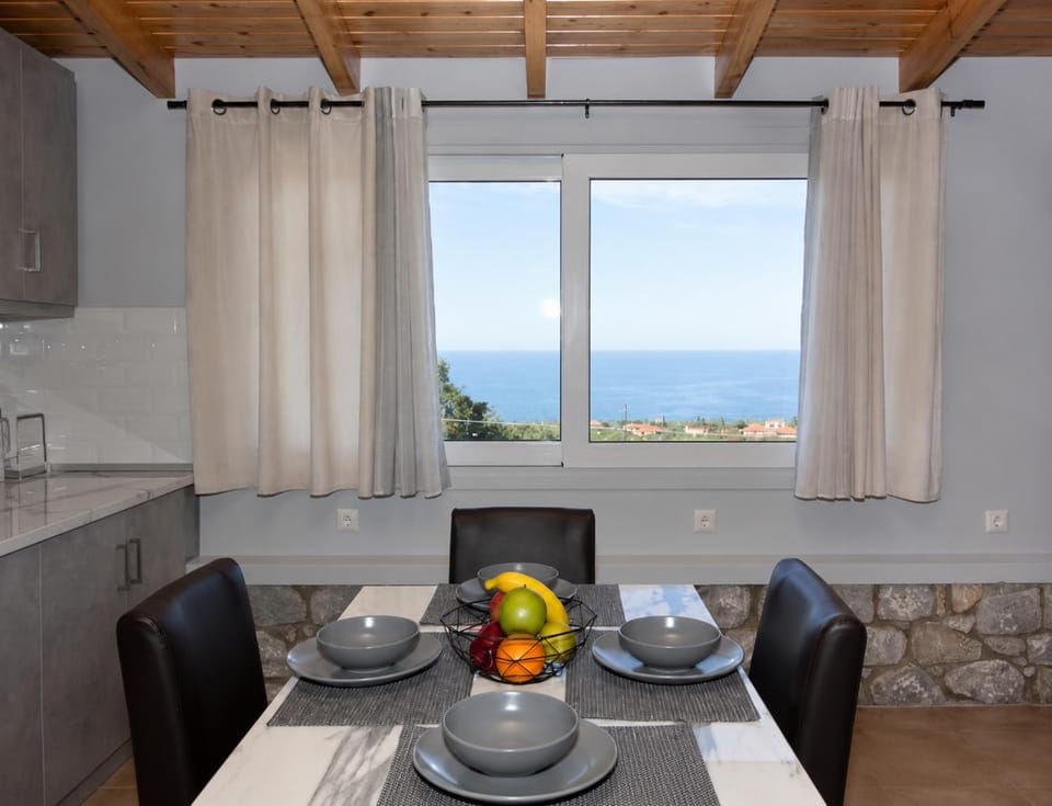 Kitchen or kitchenette, Food and drinks, Seating area, Dining area