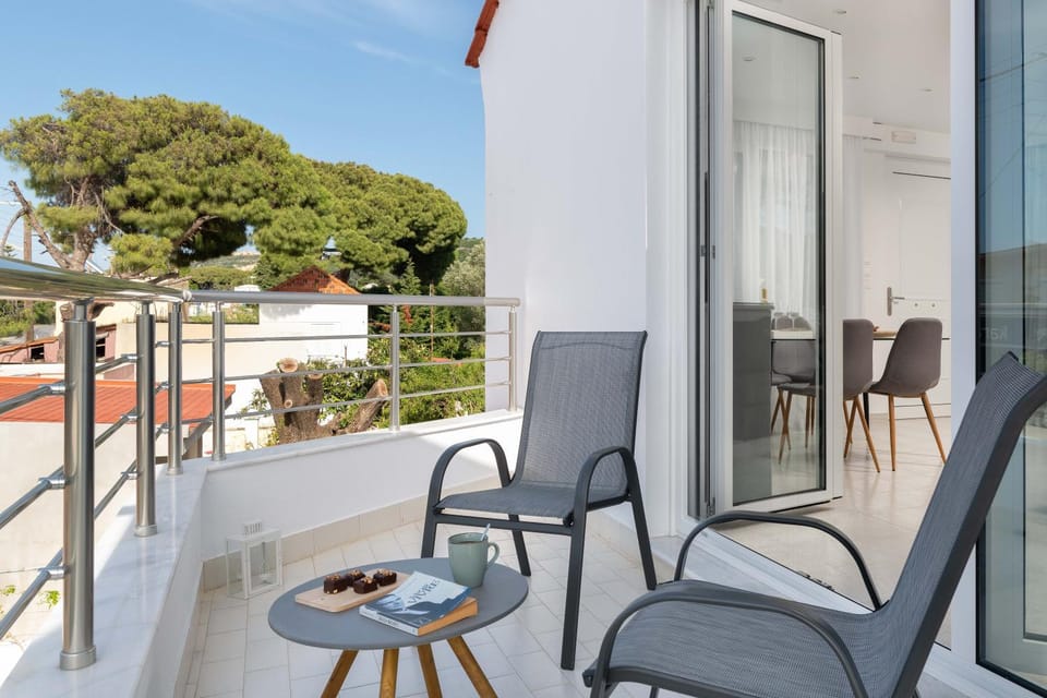 Patio, Day, View (from property/room), Balcony/Terrace, Living room, Seating area, Dining area