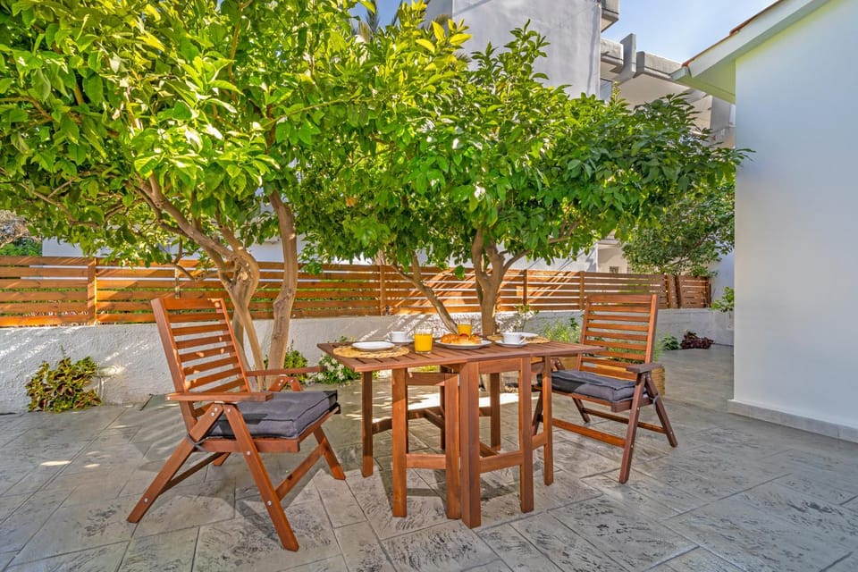 Patio, Spring, Day, Garden, Seating area, Dining area, Garden view