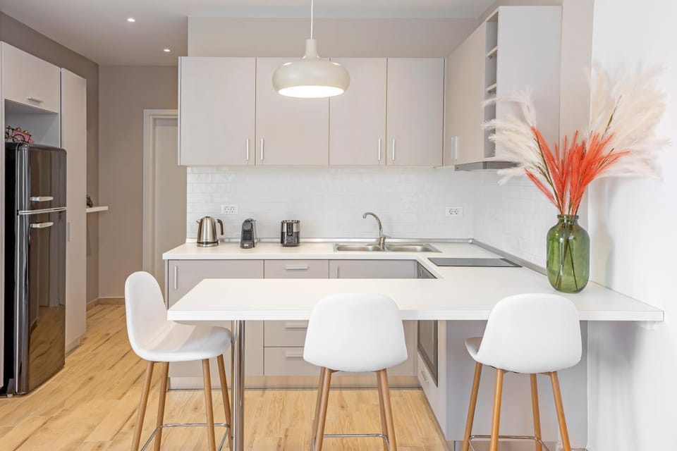 Coffee/tea facilities, Kitchen or kitchenette, Dining area, oven, stove