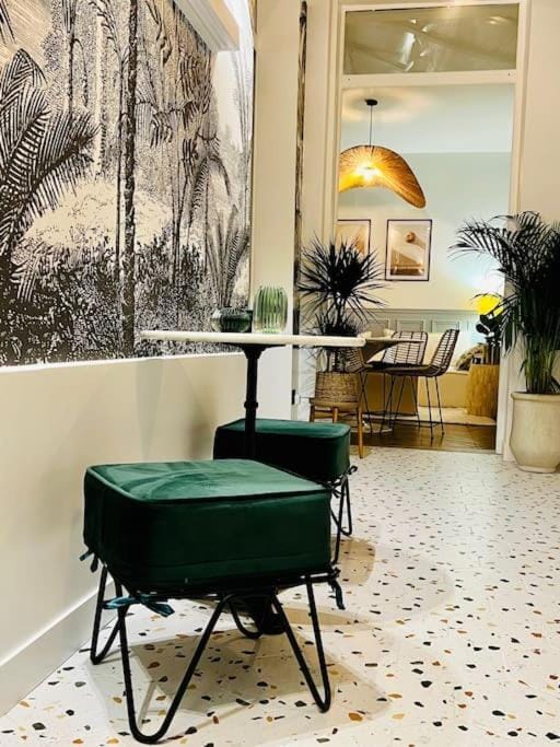 Luxury 2BR, 300m from Eiffel Tower & Rue Cler area Apartment in Paris