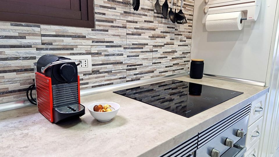 Coffee/tea facilities, Kitchen or kitchenette, stove