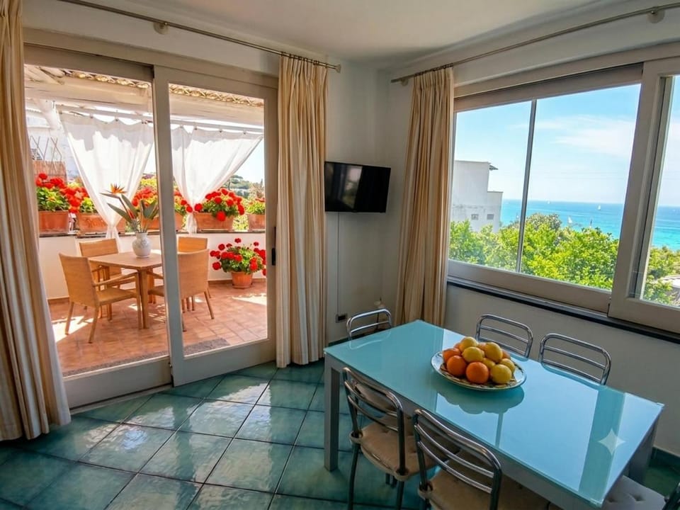 Communal lounge/ TV room, Natural landscape, TV and multimedia, View (from property/room), Balcony/Terrace, Living room, Food and drinks, Seating area, Dining area, Food, Sea view