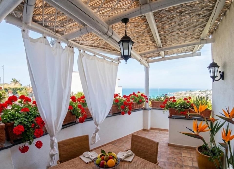 Day, Natural landscape, View (from property/room), Balcony/Terrace, Food and drinks, Dining area, Food, Sea view