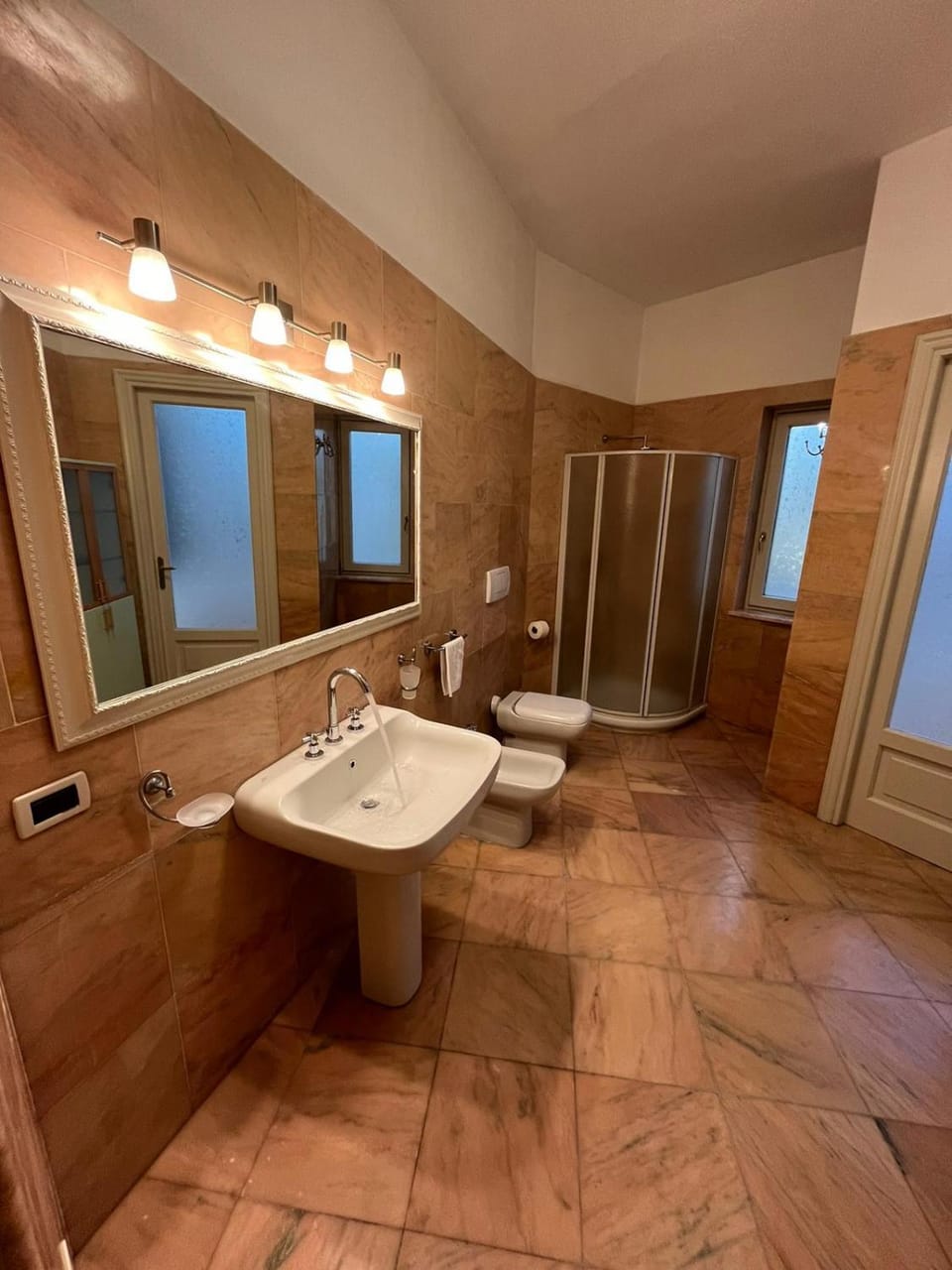 Shower, Toilet, Bathroom, Bath, towels, washing machine, washing machine