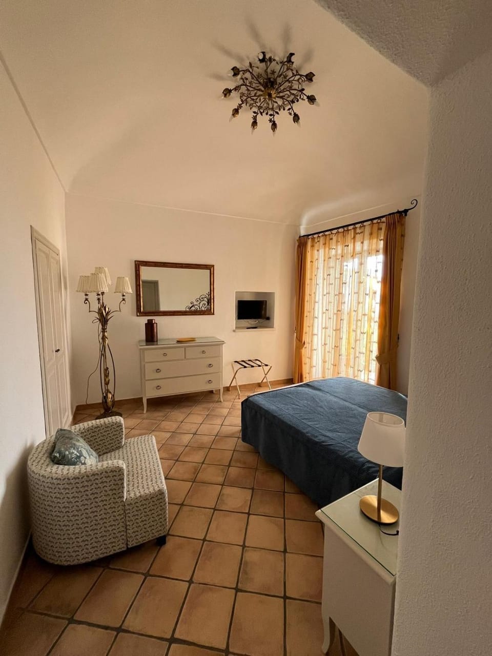 Bed, TV and multimedia, Photo of the whole room, Bedroom