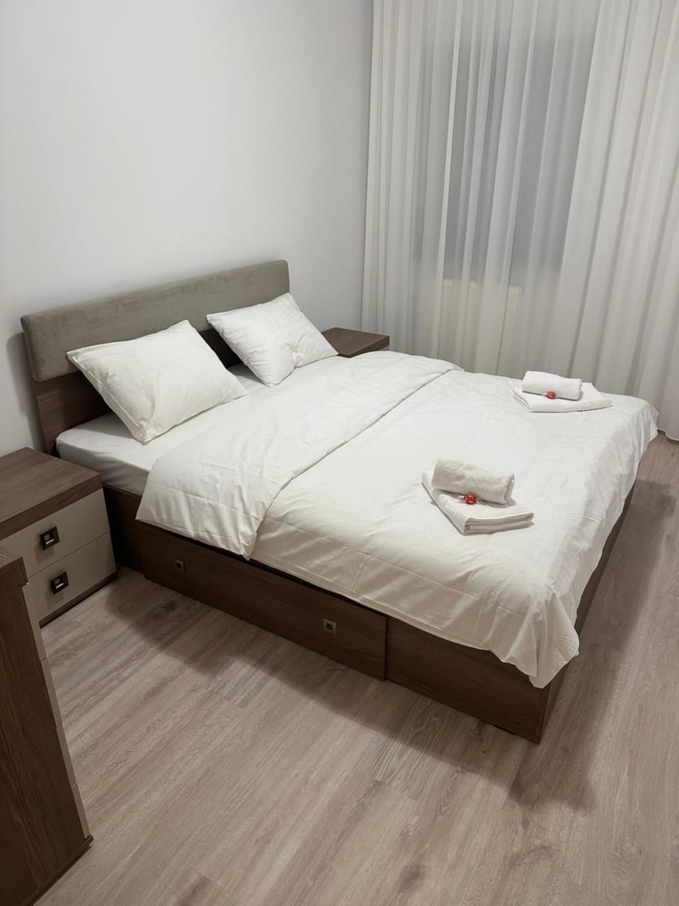 Bed, Photo of the whole room, Bedroom, towels
