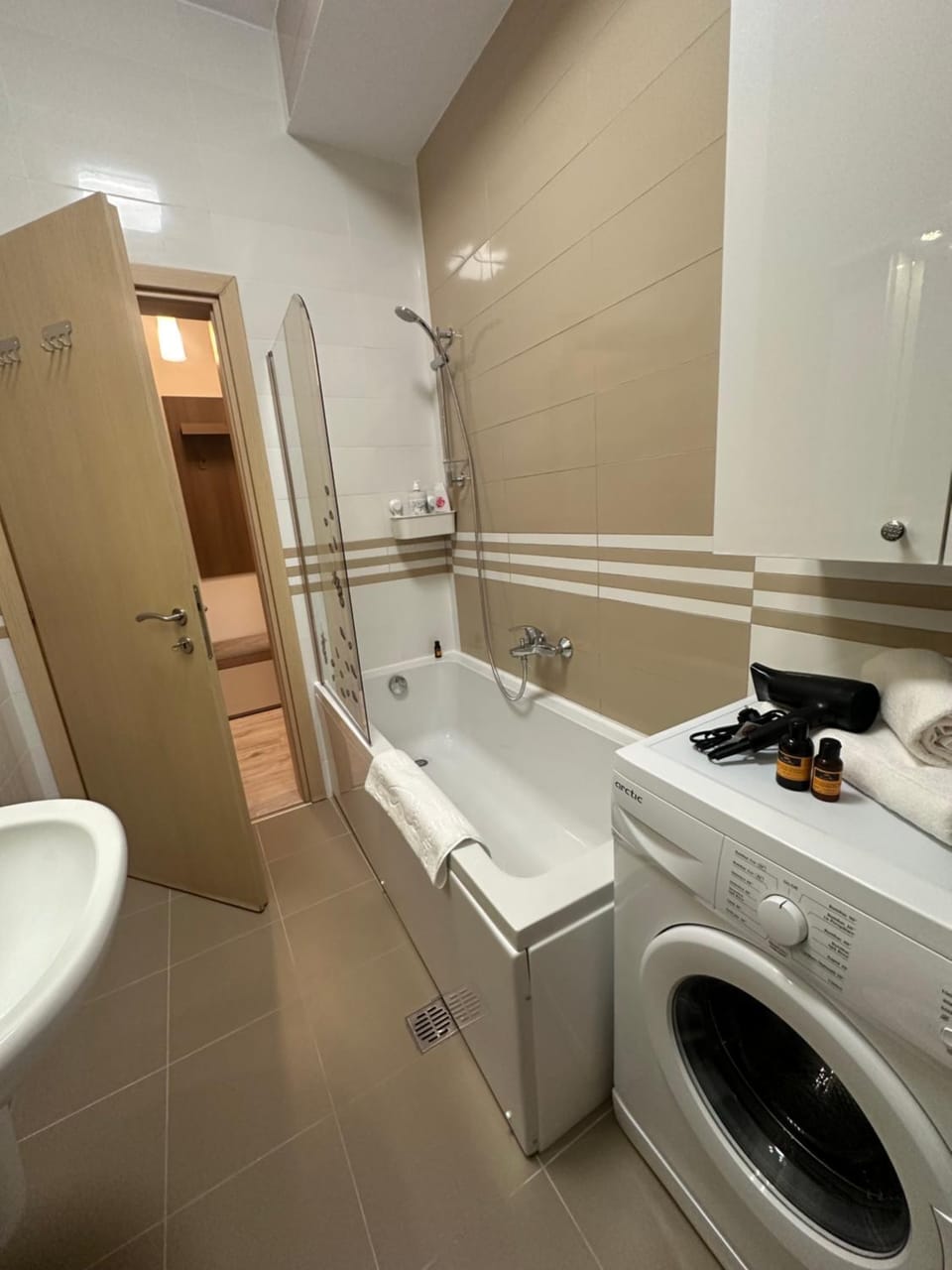 Shower, Toilet, Bathroom, Bath, towels, washing machine