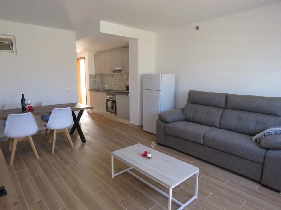 Kitchen or kitchenette, Living room, Seating area, Dining area