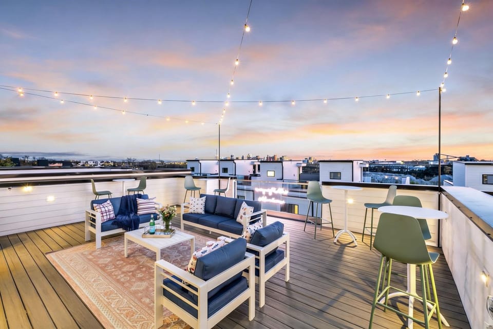 NEW Nash Eras - 15 Beds - Hot Tub on Rooftop Deck House in East Nashville
