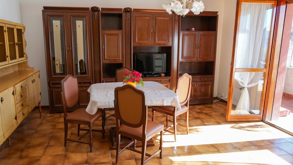 TV and multimedia, Seating area, Dining area, wardrobe