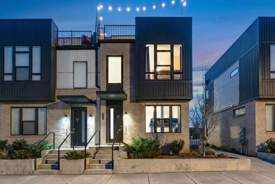 NEW Luxe 4BR 12 Beds - RoofDeck Views - Chefs Kitchen House in Nashville