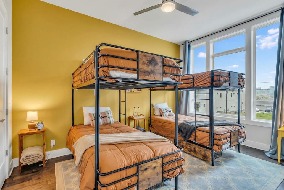 NEW Luxe 4BR 12 Beds - RoofDeck Views - Chefs Kitchen House in Nashville
